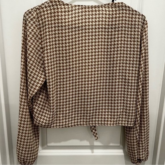 Long sleeve crop top size xs. Worn once. Ties in the front. - Picture 5 of 7